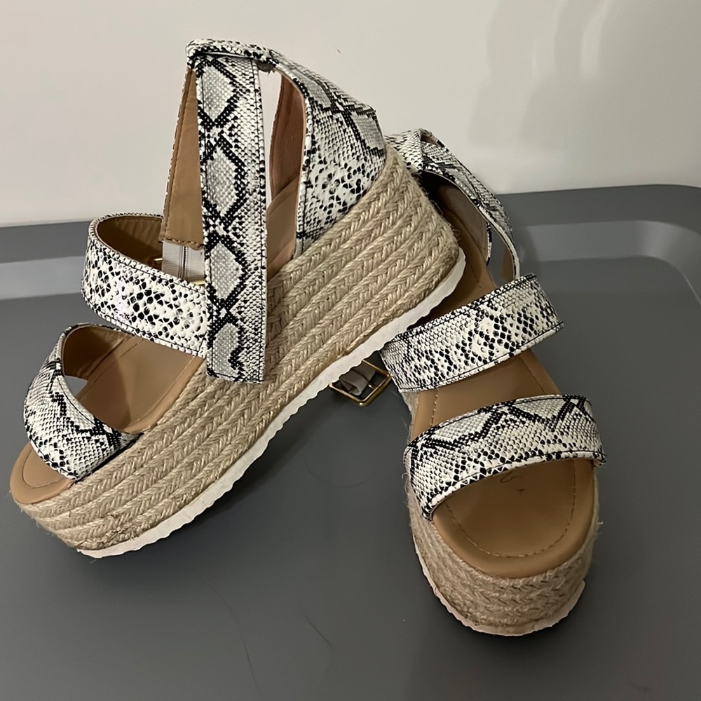 women’s summer shoes.